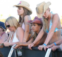 Μία τους και μία μας: H country βρίσκει πιστούς στην Ελλάδα, το «Greek entehno» στις ΗΠΑ 