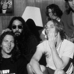 Προσκυνώντας τον σκύλο