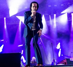 Έξω άστραφτε, μέσα βροντούσε 